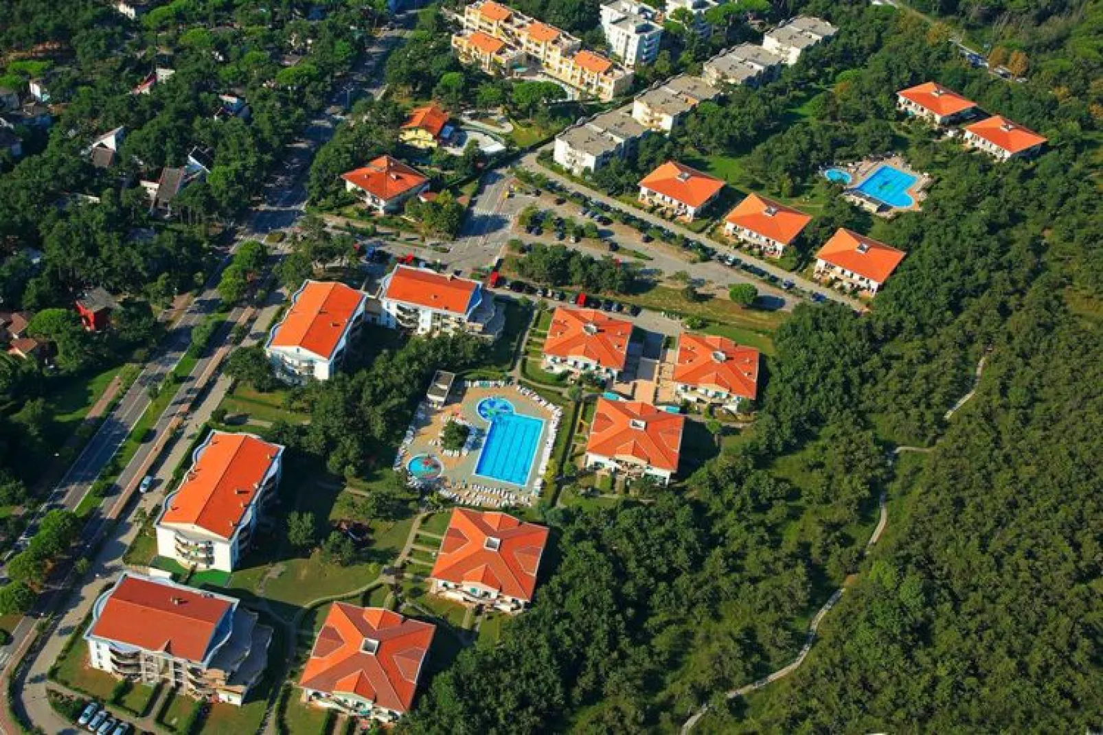 Holiday complex Villaggio Lido del Sole 1, Bibione-Villa Tipo B parking-Tuinen zomer