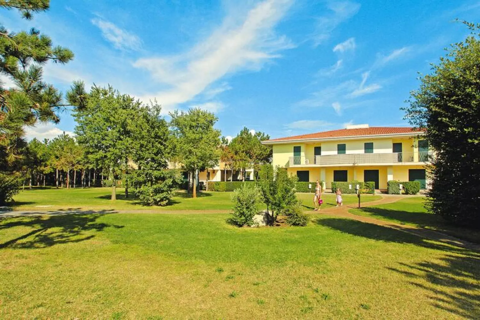 Holiday complex Villaggio Lido del Sole 1, Bibione-Villa Tipo B parking-Buitenkant zomer