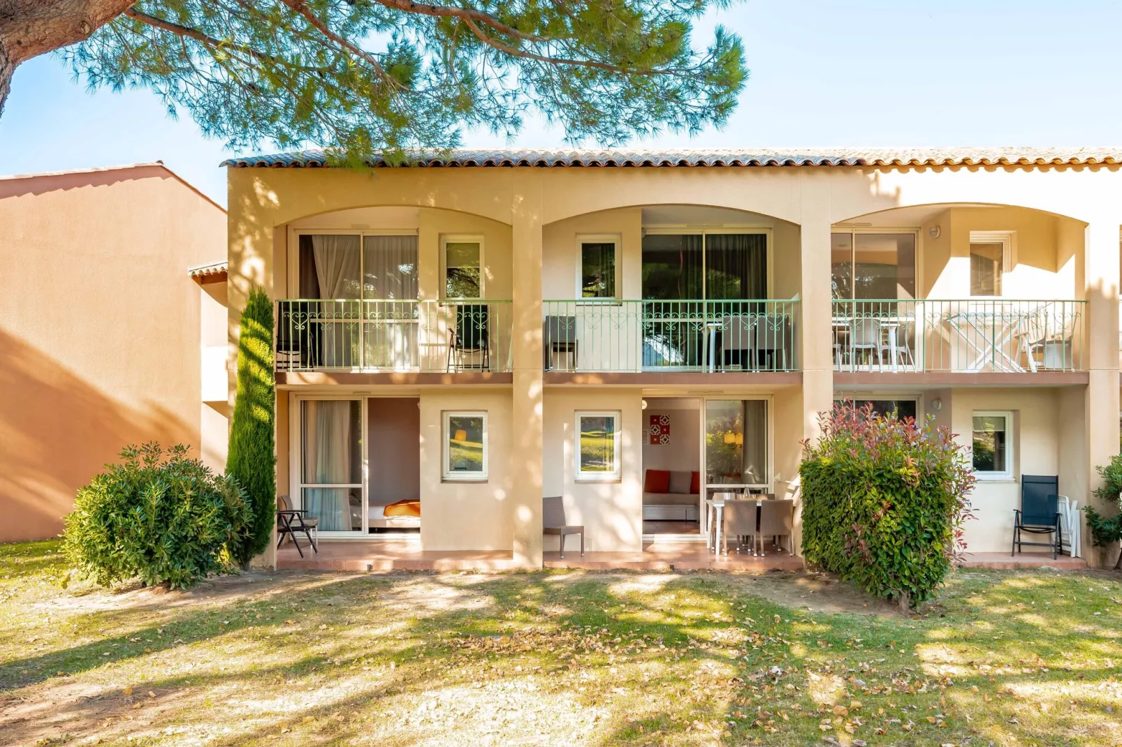 Residence Les Rives de Cannes Mandelieu Mandelieu-la-Napoule - 25 Standard - Apt 5 p - 1 bedroom-Buitenkant zomer