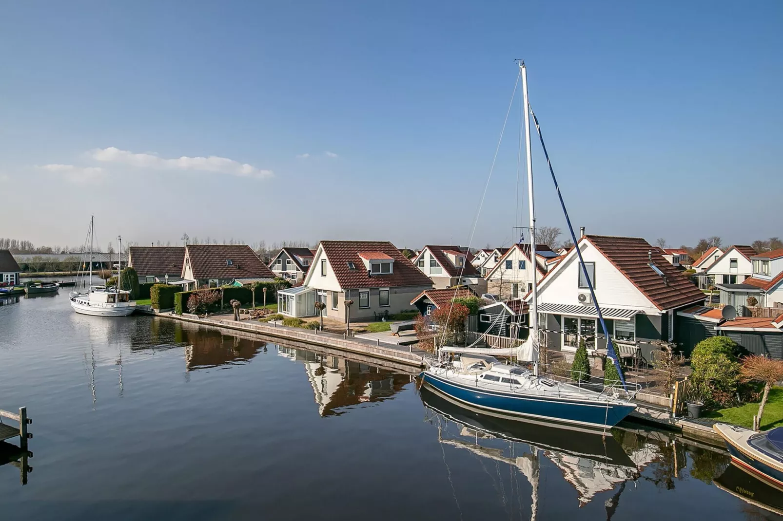 Vakantiehuis aan het water-Buitenkant zomer