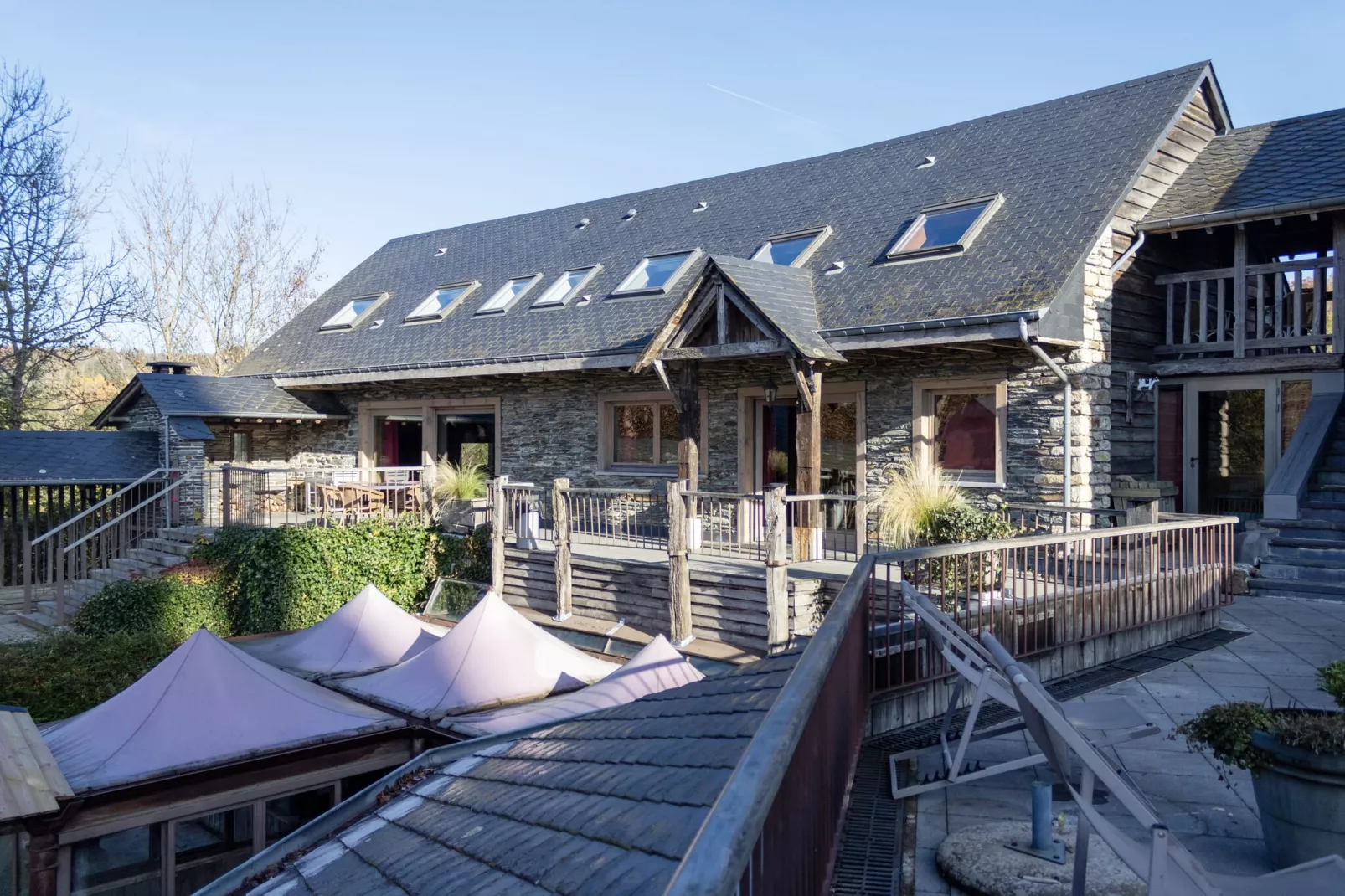 GÎTE CONTES DE SALME Lodge des Contes-Buitenkant zomer