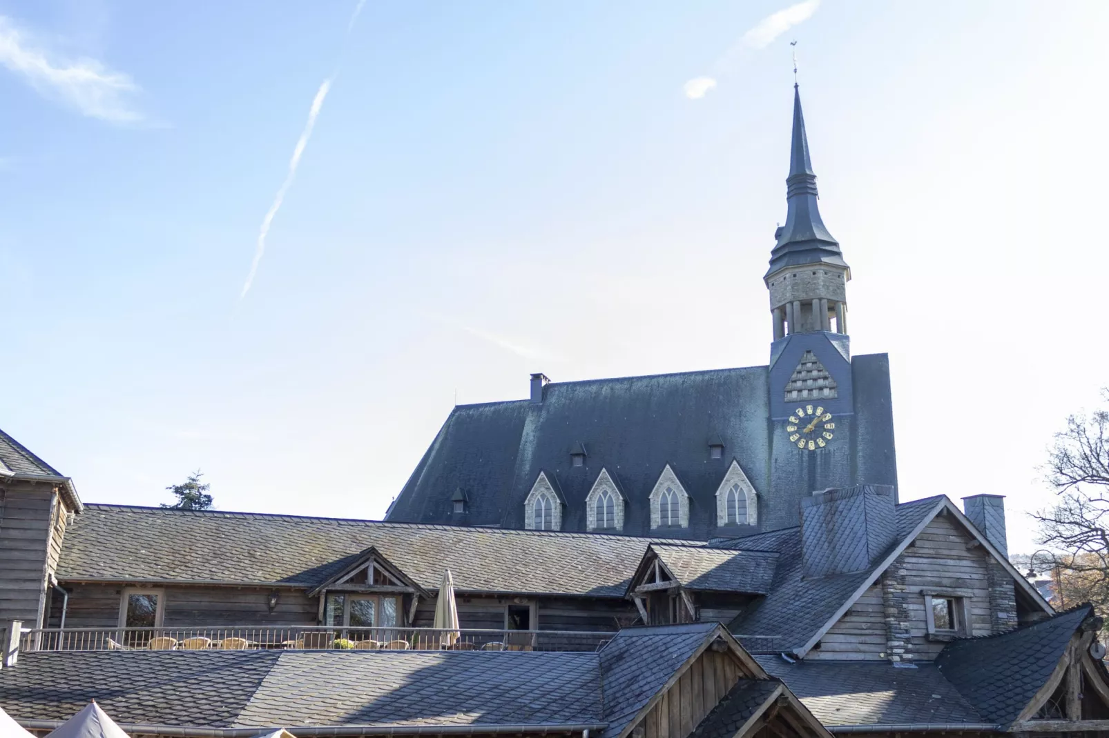 GÎTE CONTES DE SALME Lodge des Contes-Buitenkant zomer