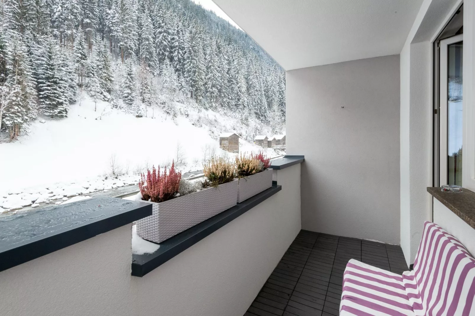 Karin Oben 10PAX-Terrasbalkon