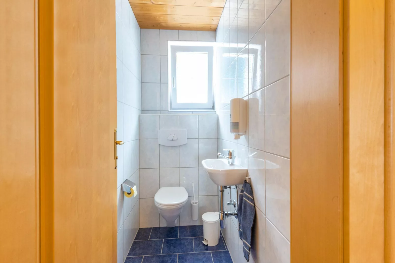 Karin Oben 10PAX-Badkamer