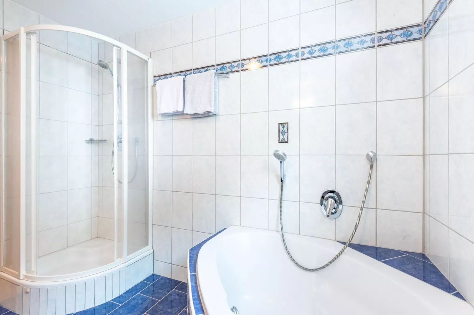 Karin Oben 10PAX-Badkamer