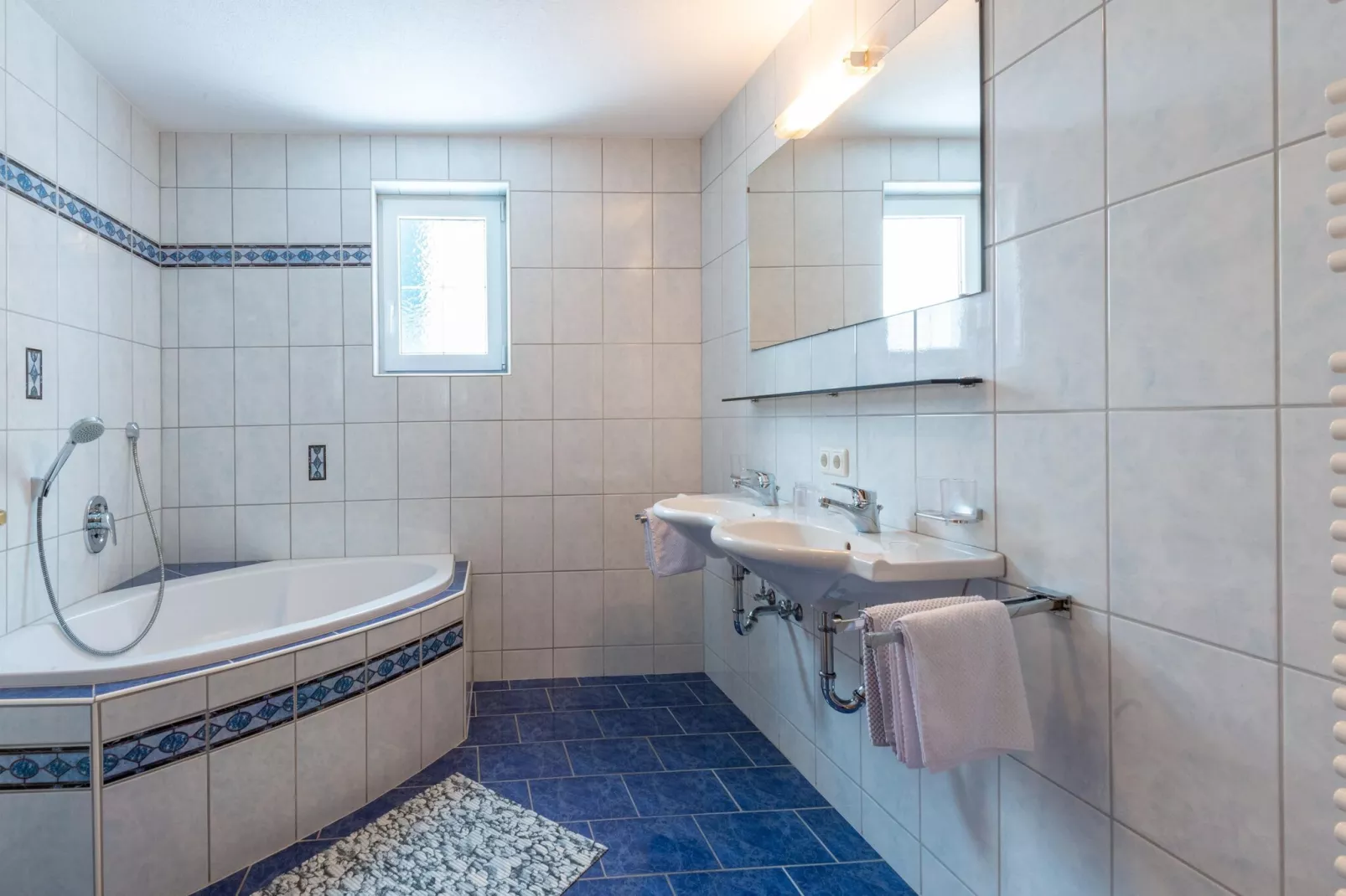 Karin Oben 10PAX-Badkamer