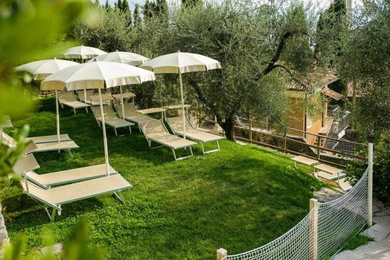 Residence Borgo Alba Chiara, Toscolano-bilo 40-48 qm-Tuinen zomer