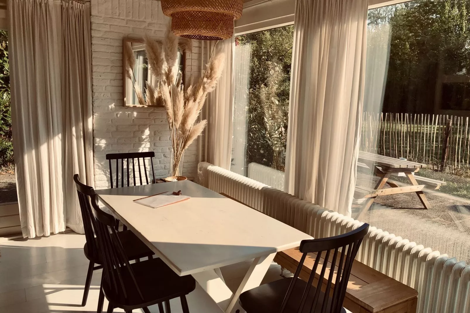 June's Cabin-Eetkamer
