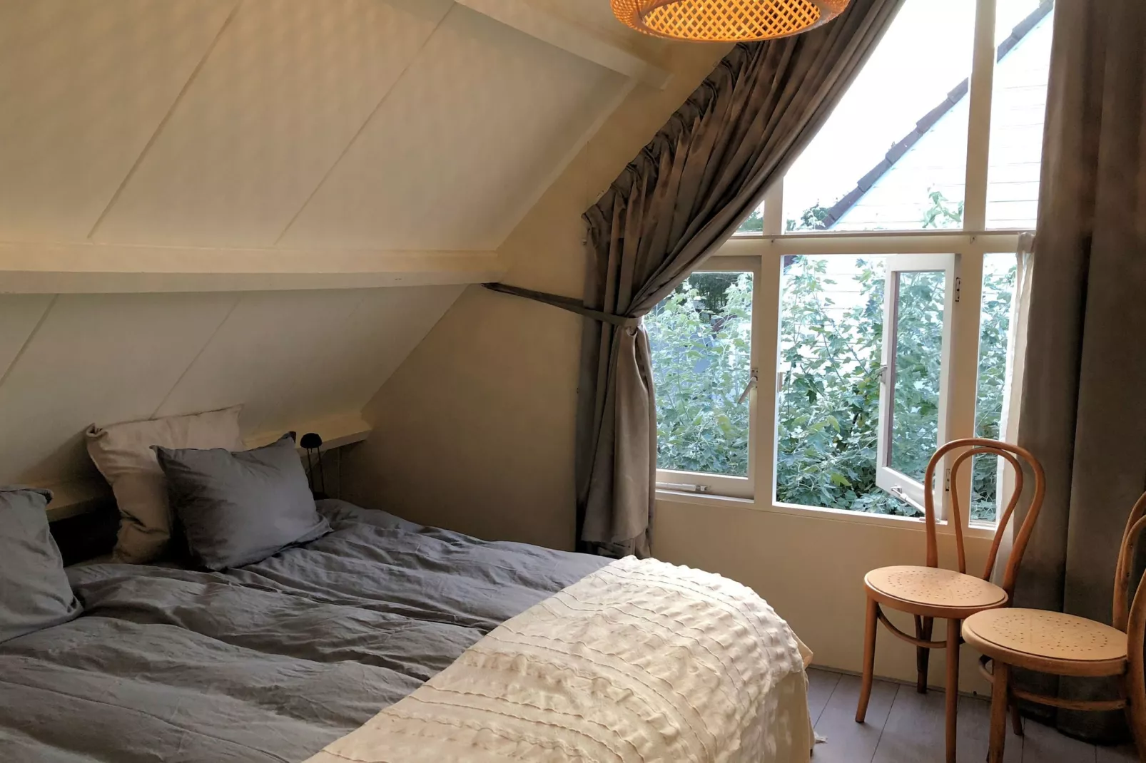 June's Cabin-Slaapkamer