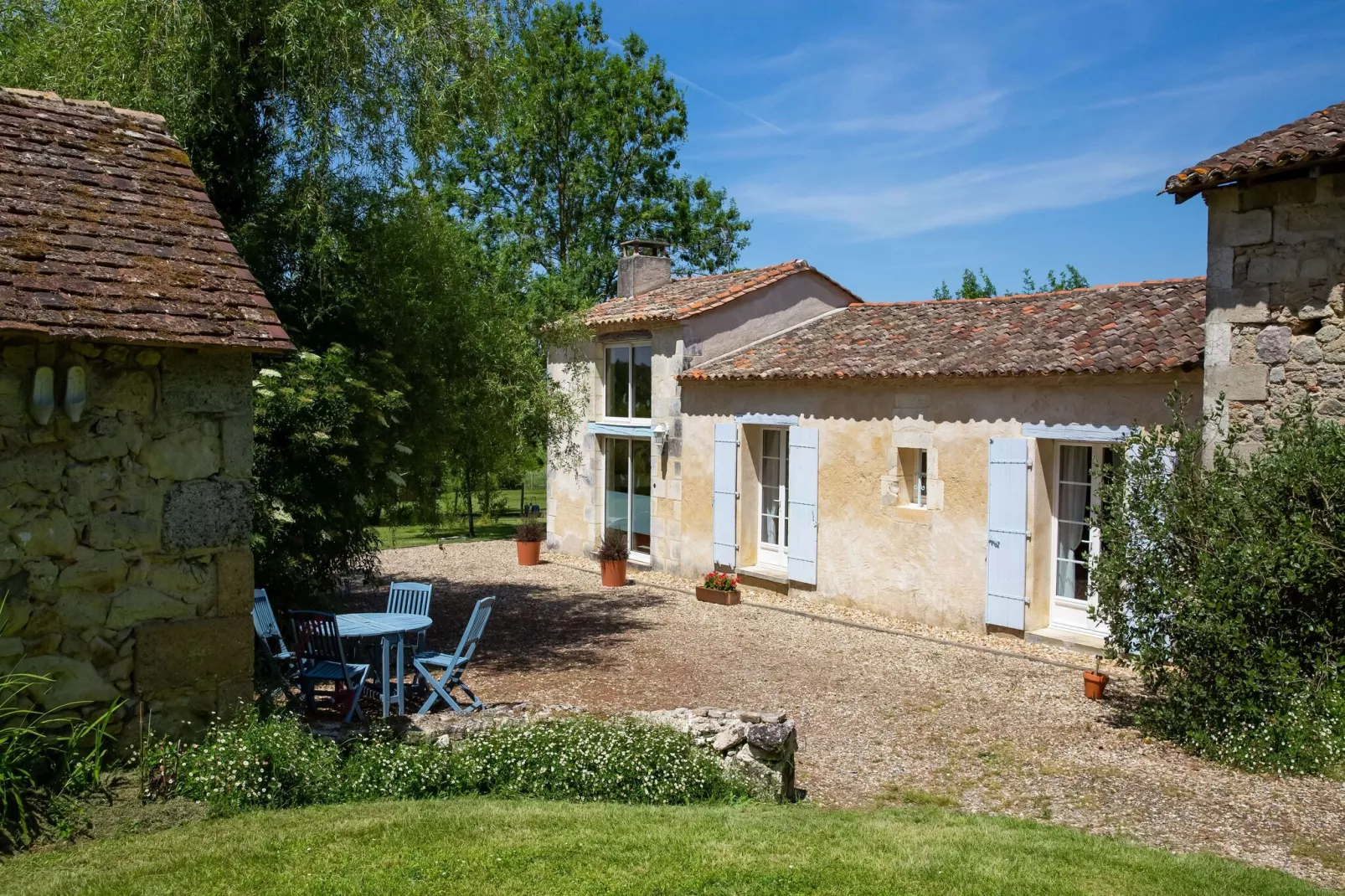 Domaine de Geneviève des Vignes-Buitenkant zomer