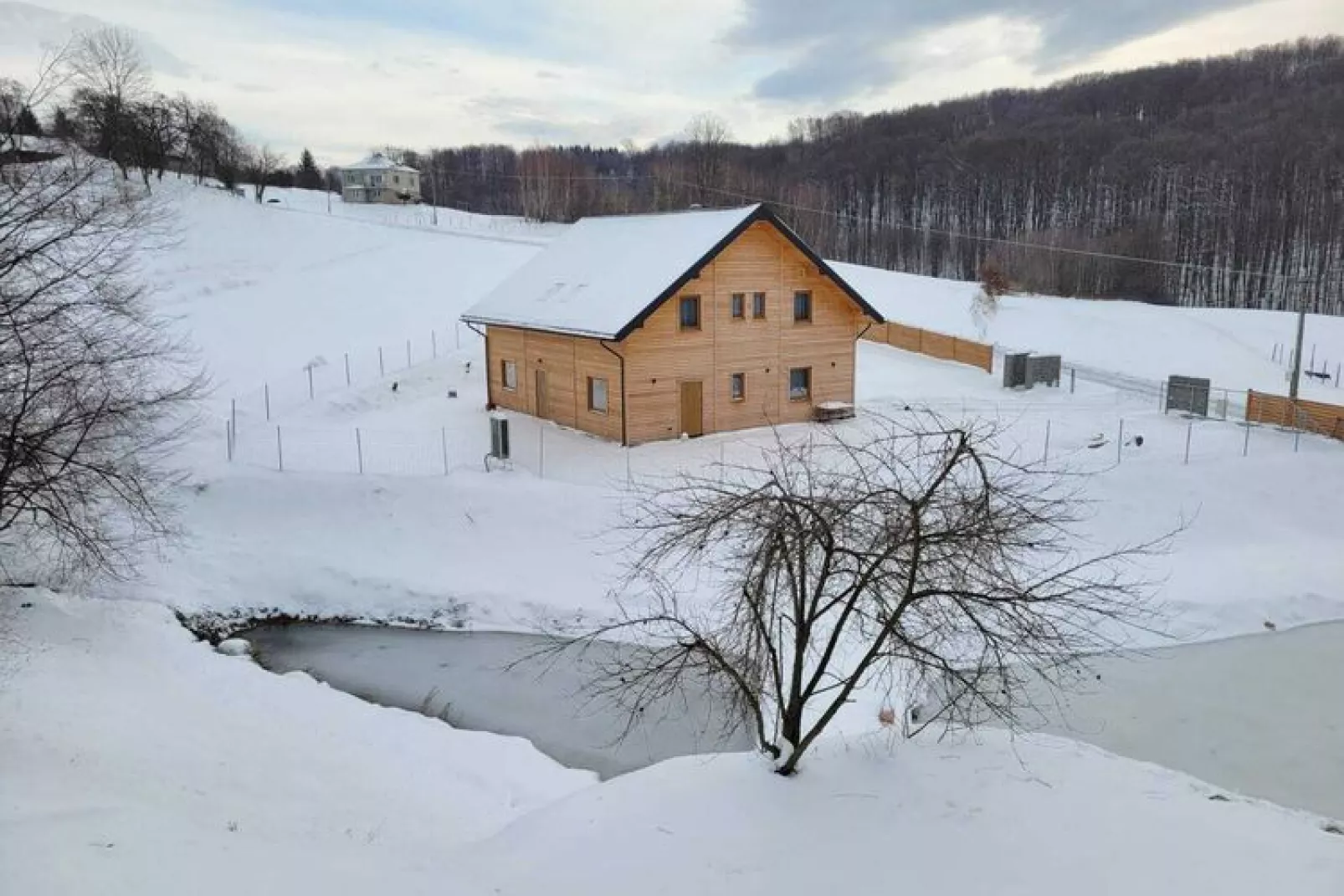Komfortowy dom wakacyjny z basenem dla 12 osób-Exterieur winter