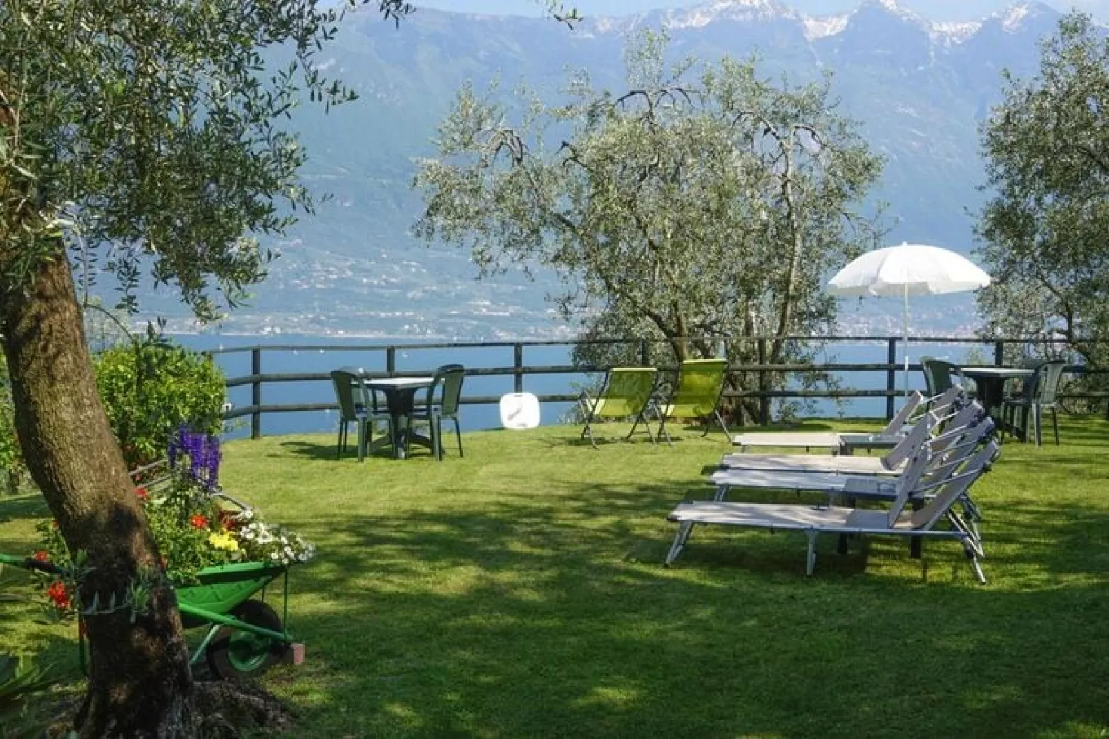 Apartments Casa Tamas, Limone-bilo 2 pax-Tuinen zomer