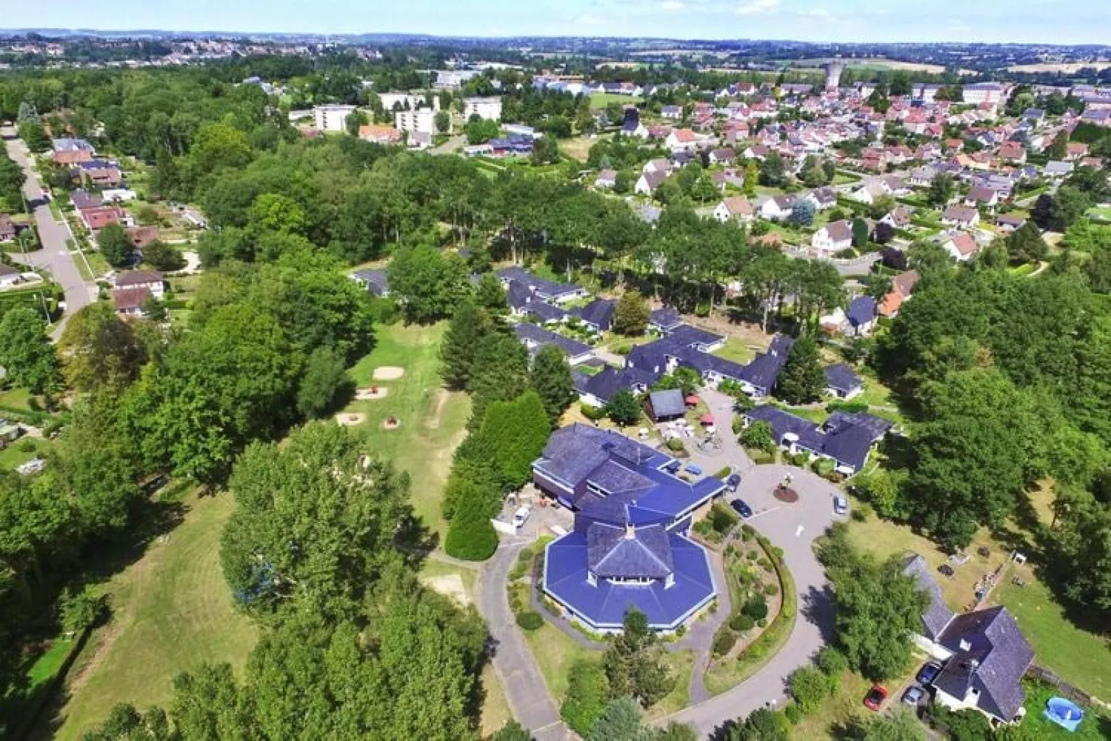 Holiday resort Normandie Forges-les-Eaux // Gîte 3 pcs 5 pers et 1 bébé 2 salles d'eau-Buitenkant zomer