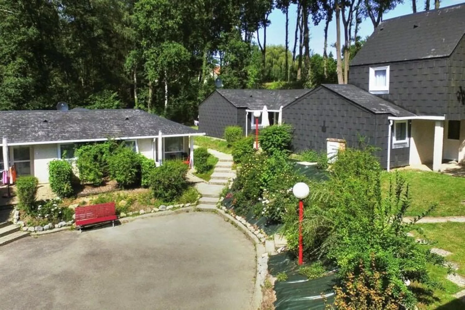 Holiday resort Normandie Forges-les-Eaux // Gîte 3 pcs 5 pers et 1 bébé 2 salles d'eau-Tuinen zomer