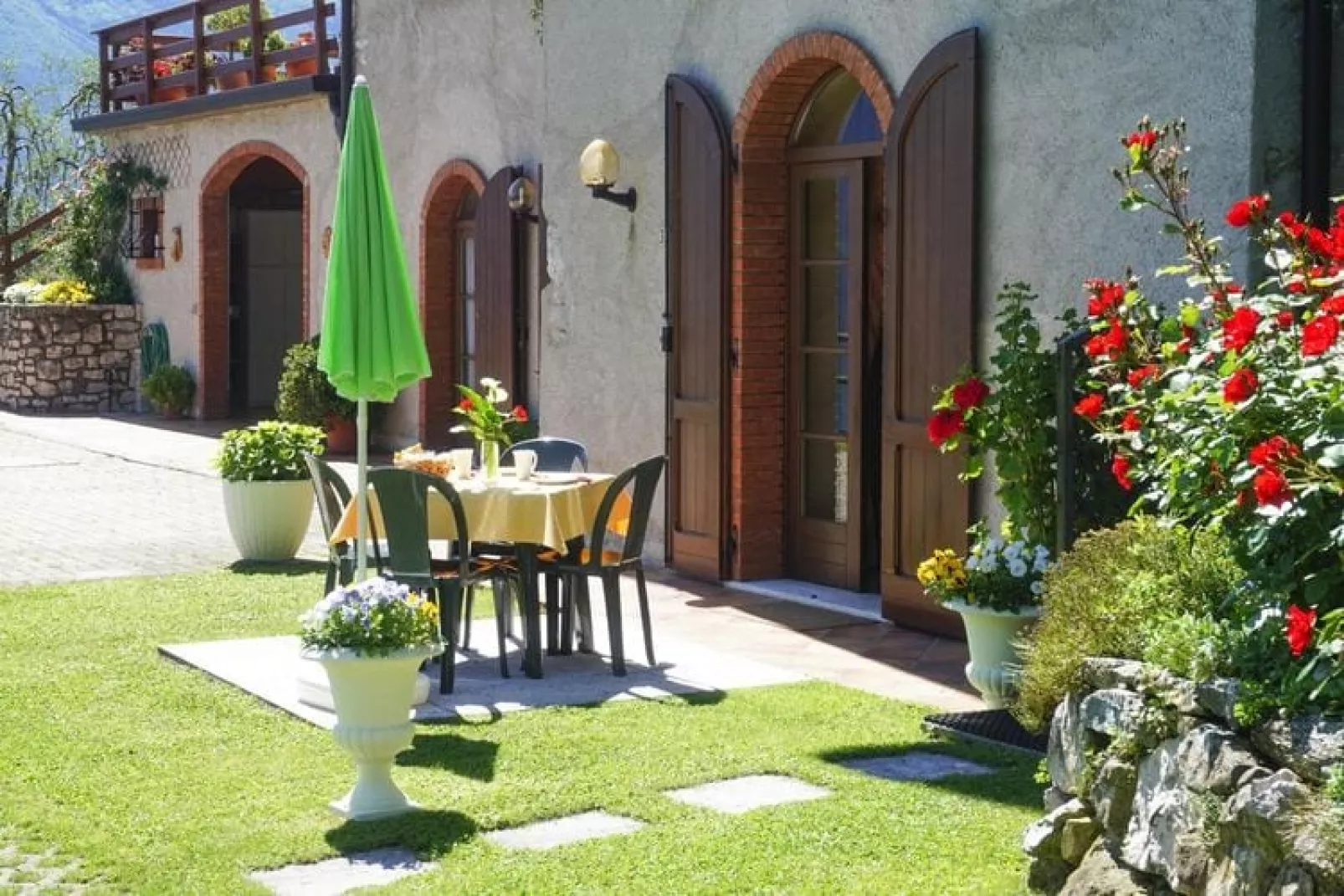 Apartments Casa Tamas, Limone-bilo 4 pax-Tuinen zomer