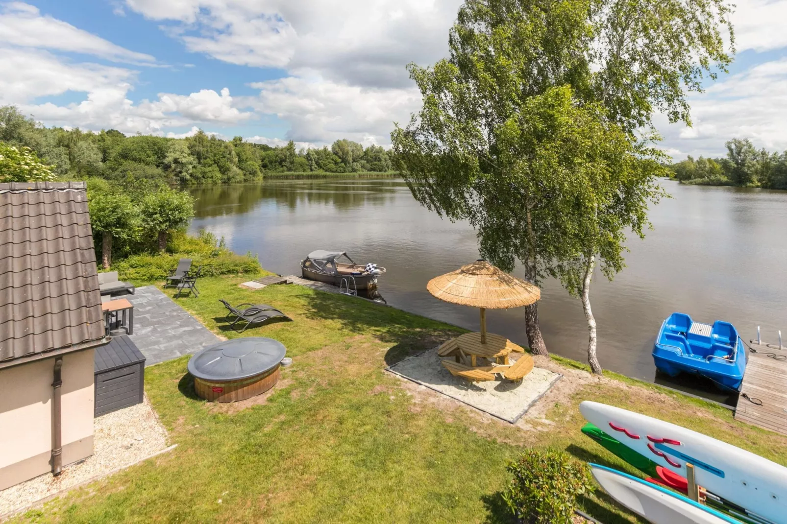 12 pers Lethehuis met sauna buitenspa en toerboot-Tuinen zomer