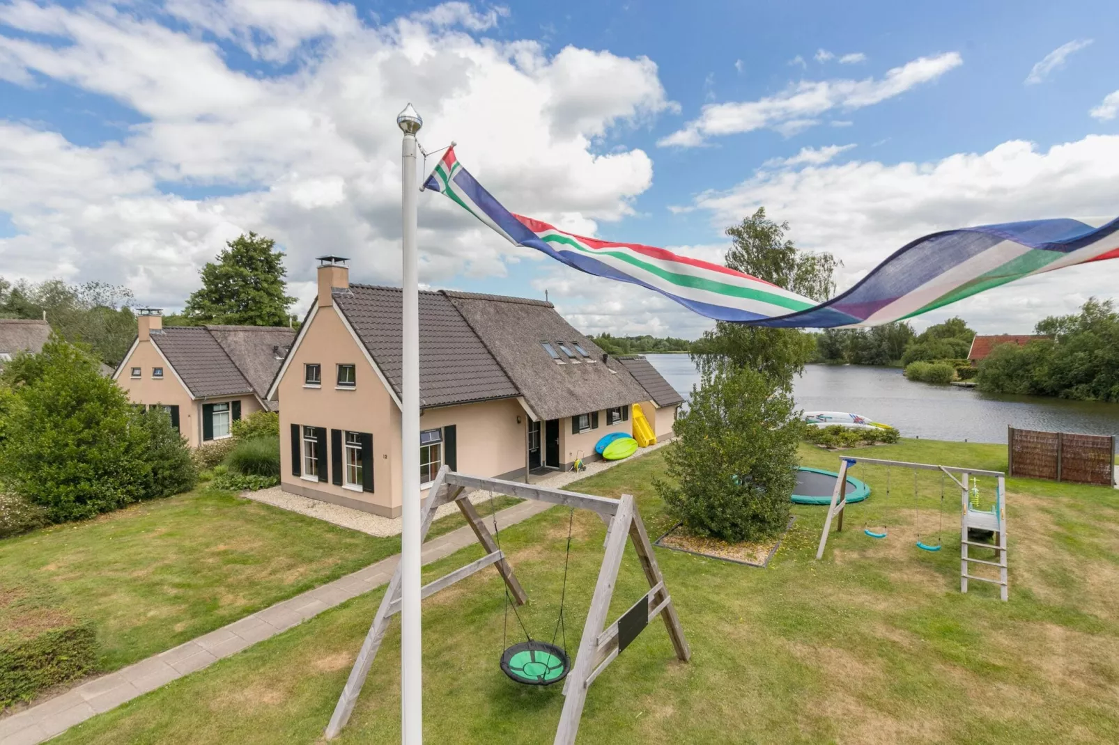 12 pers Lethehuis met sauna buitenspa en toerboot-Buitenkant zomer