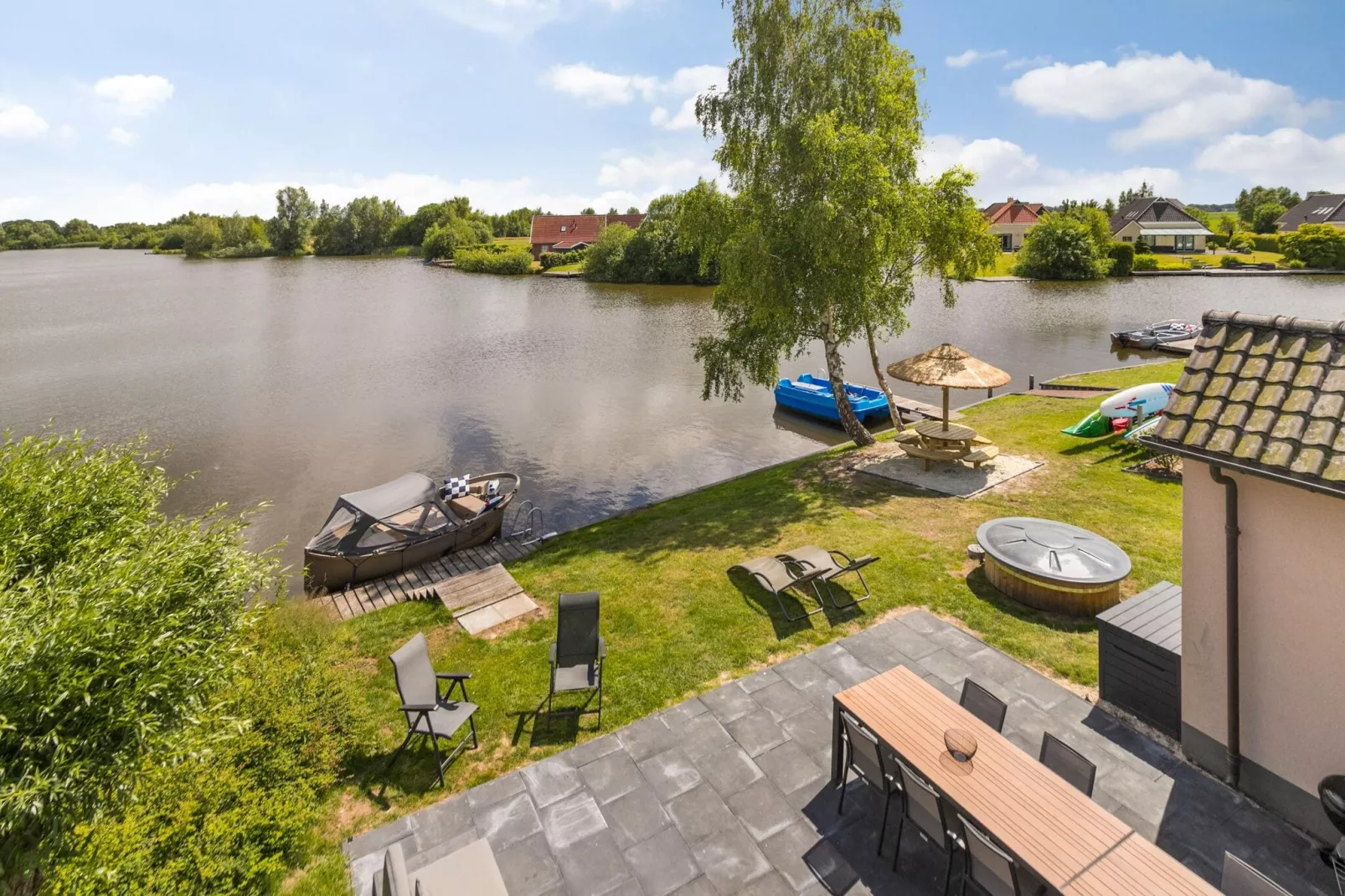 12 pers Lethehuis met sauna buitenspa en toerboot-Tuinen zomer