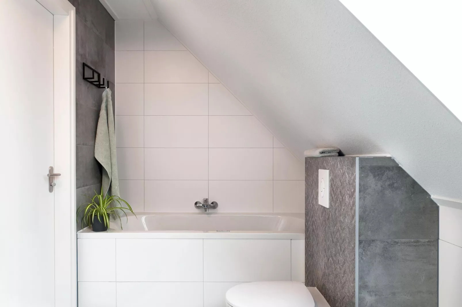 24 pers Pallertshuis Wellness de luxe met sauna en hout gestookte hottub-Badkamer