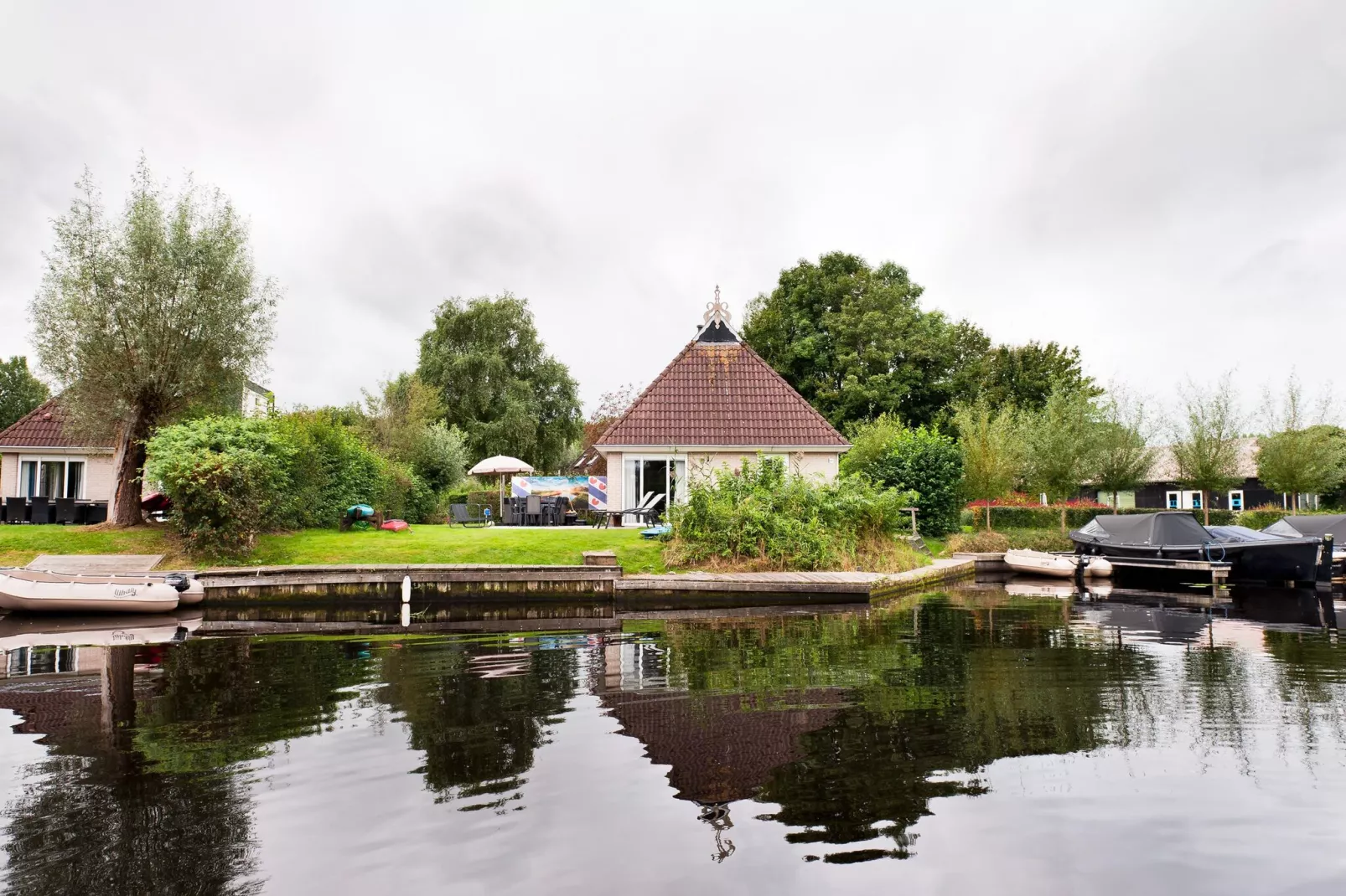 Grand Fisker Wellness de luxe met sauna buitenspa & sloep seizoensgebonden-Buitenkant zomer