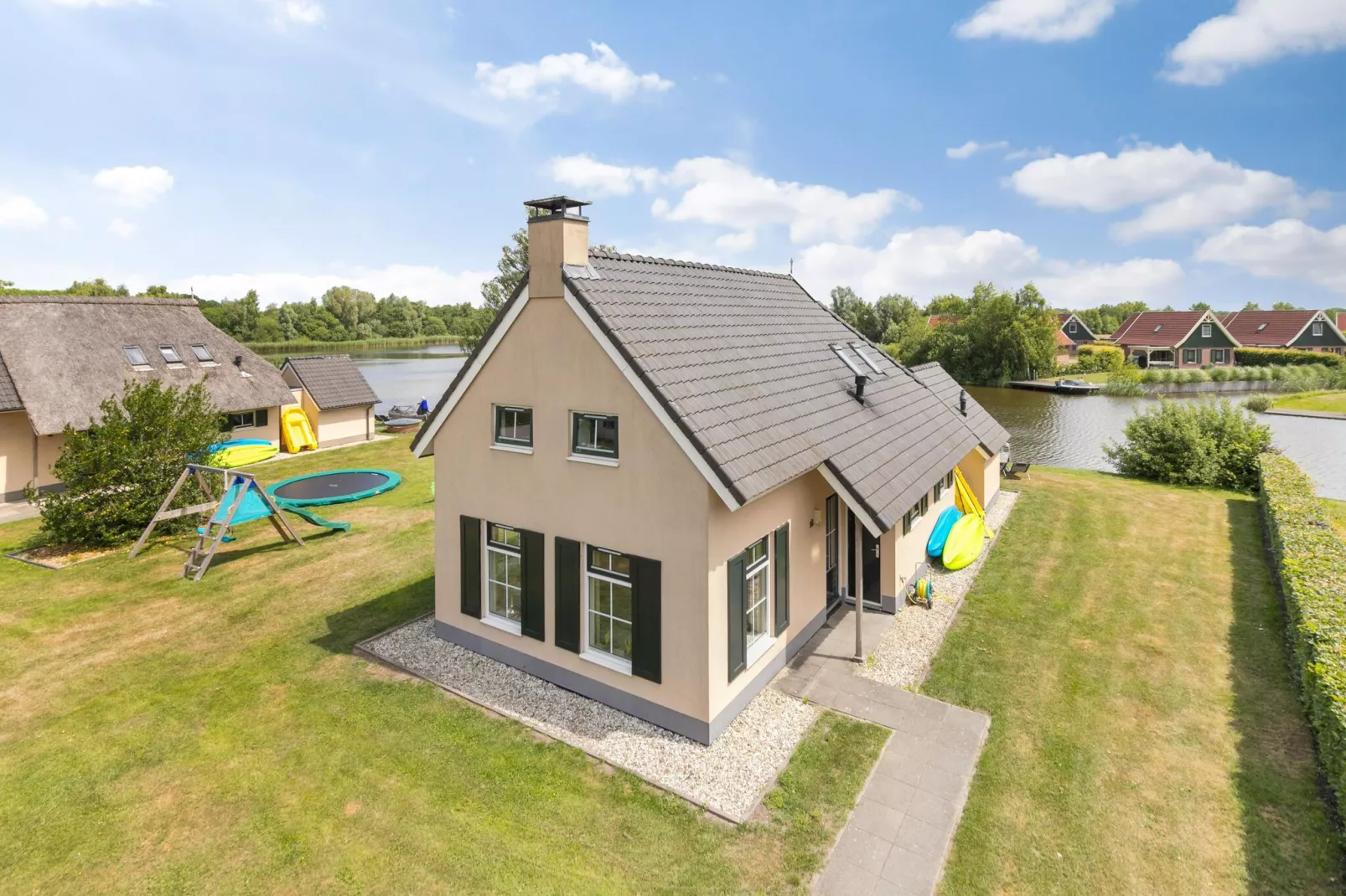 10 pers Lieskehuis Wellness de luxe met sauna buitenspa en toerboot-Buitenkant zomer