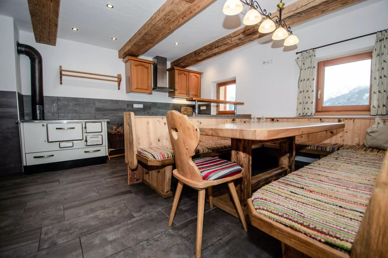 Oberholzlehen Hütte-Eetkamer