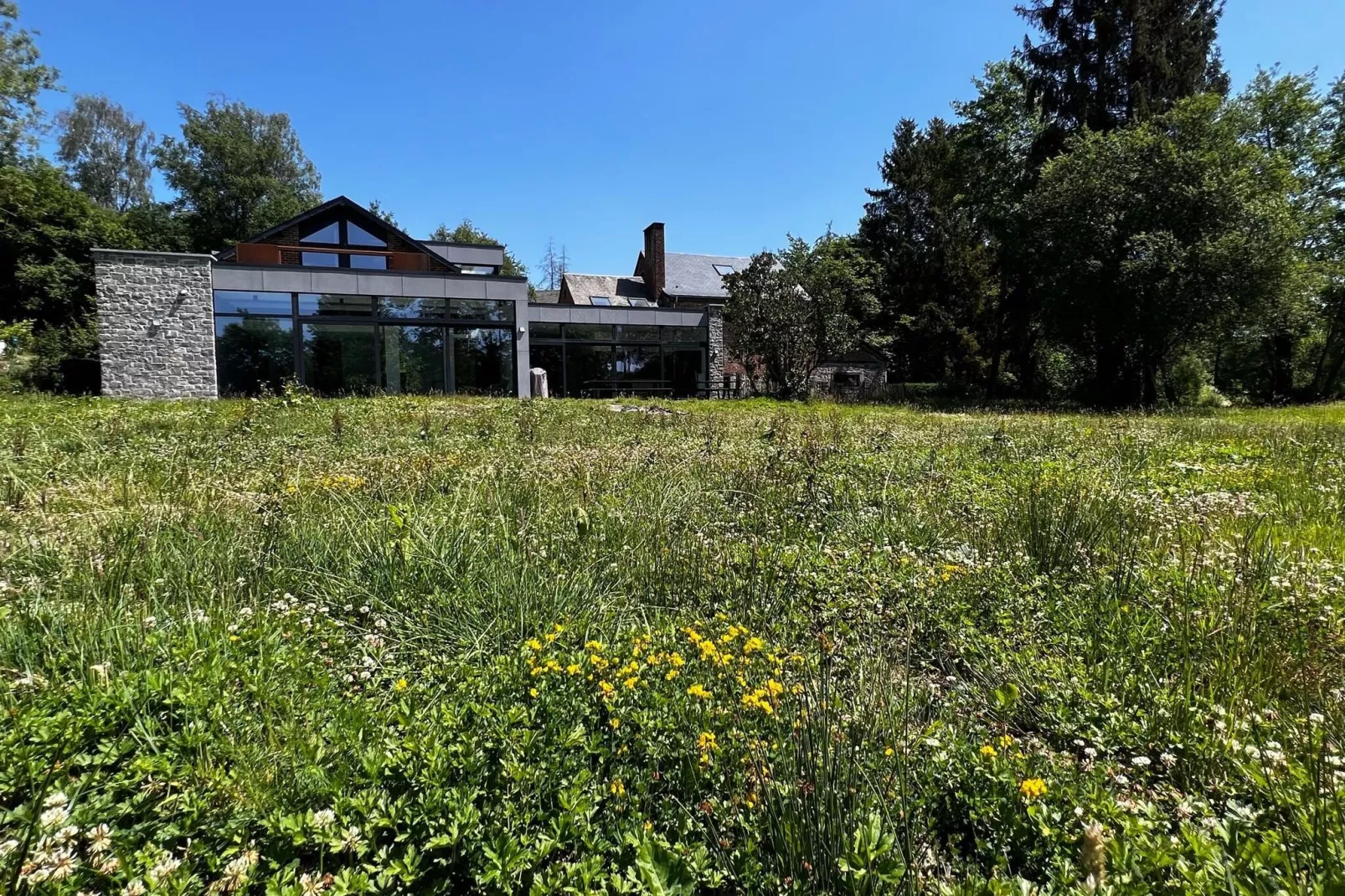 Le Moulin de Baillonville-Buitenkant zomer