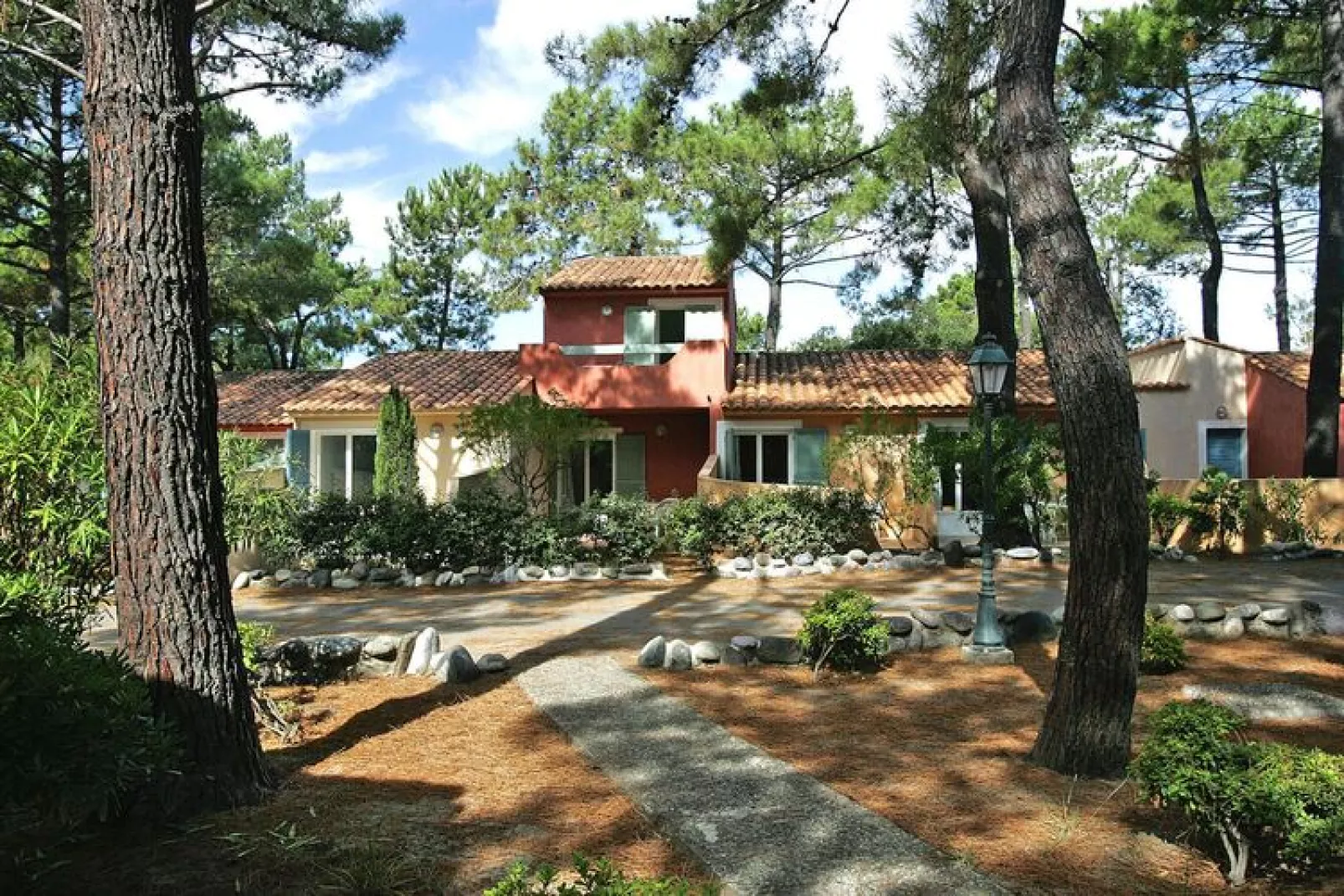 Residence Cala Bianca Borgo-Plage // 2 pcs cabine / T2 Cab 32 à 35 m2-Buitenkant zomer