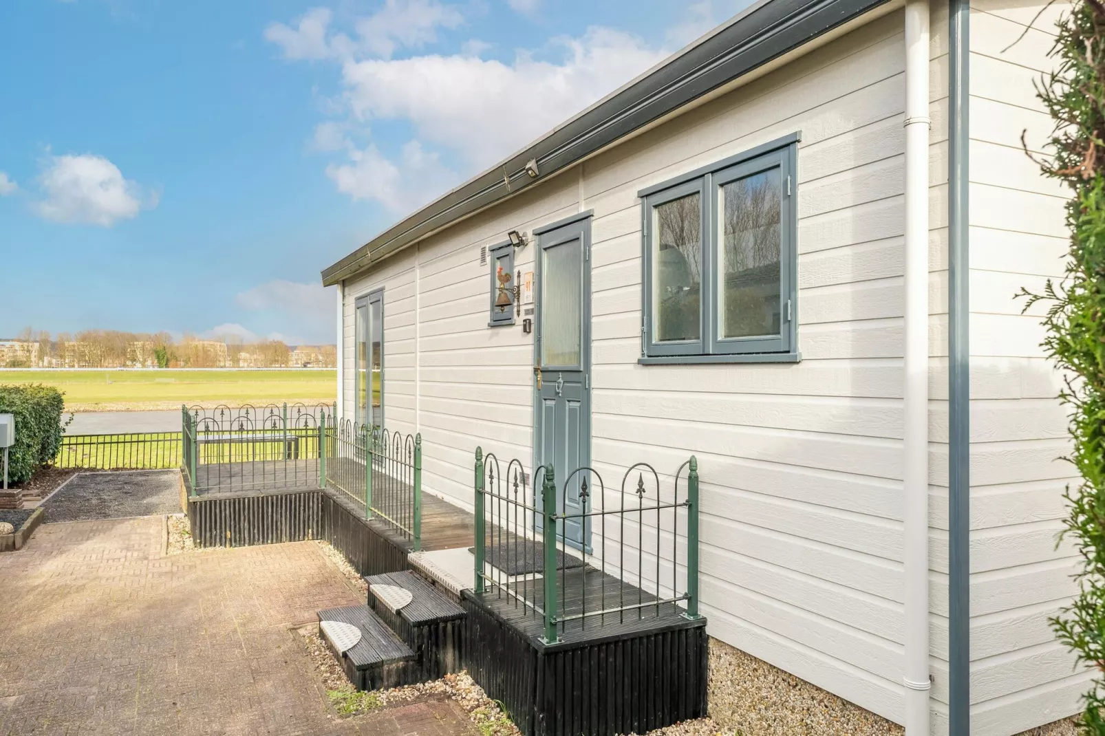 Chalet aan de IJssel-Buitenkant zomer