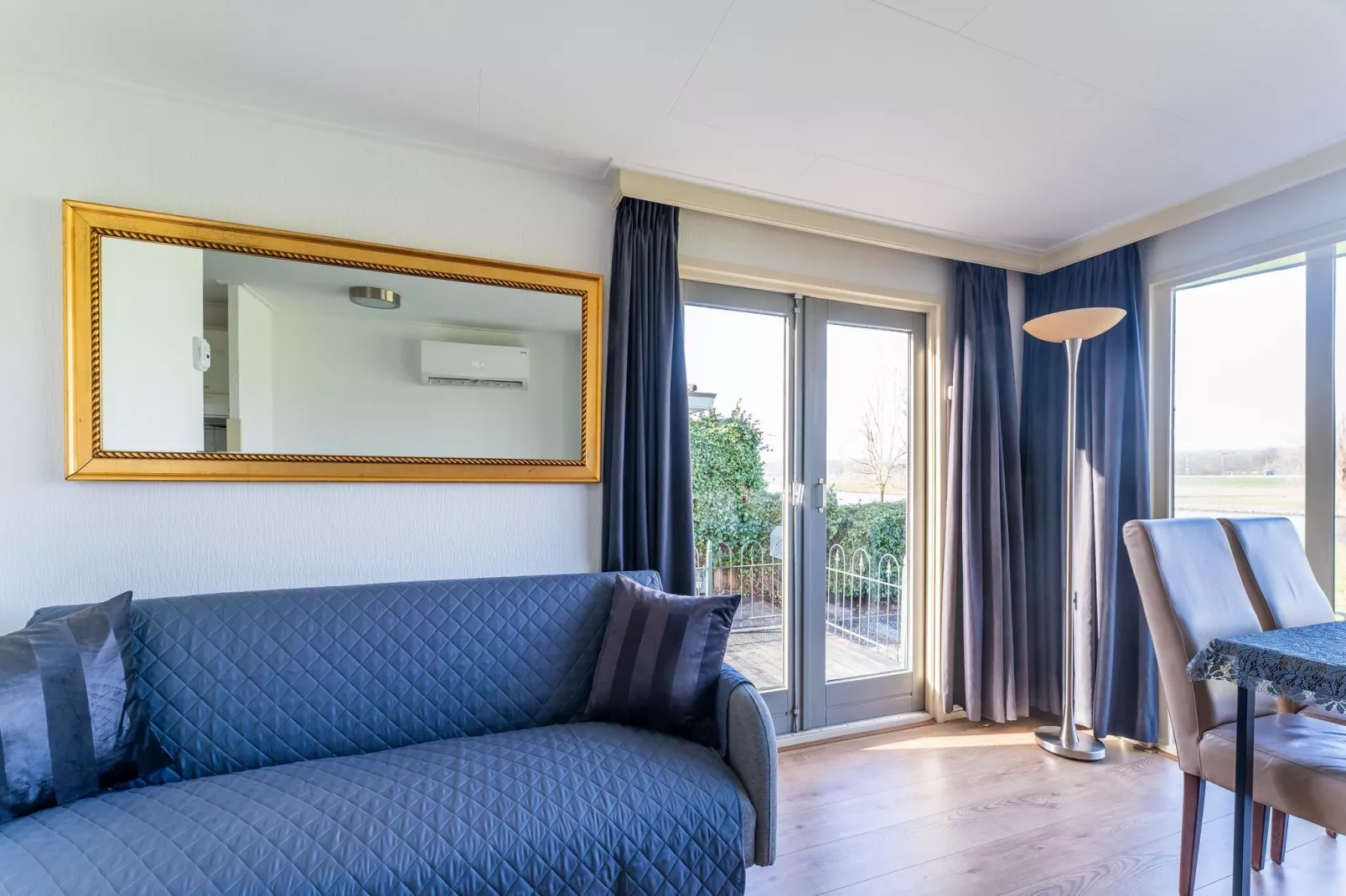 Chalet aan de IJssel-Woonkamer
