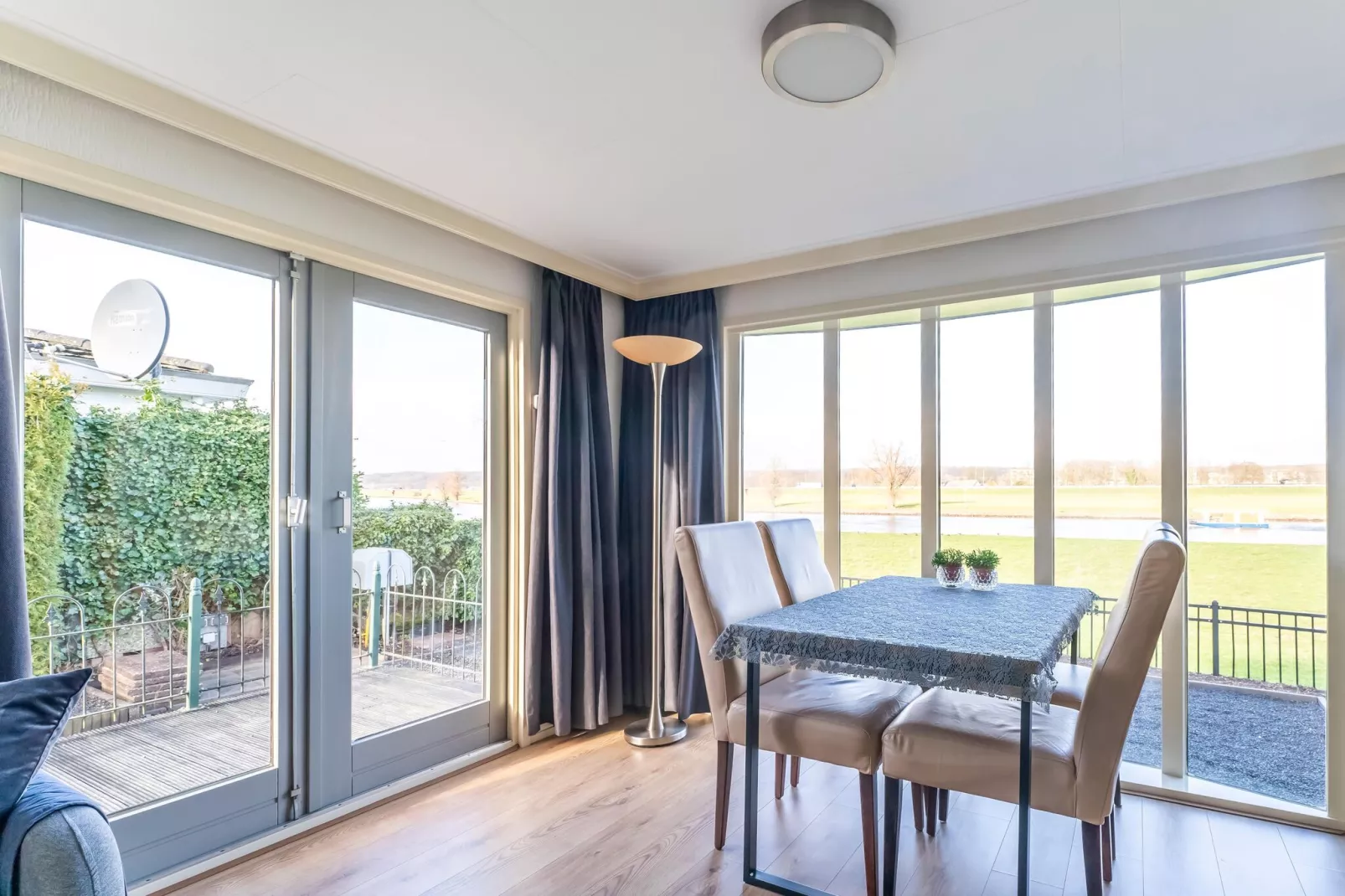 Chalet aan de IJssel-Eetkamer