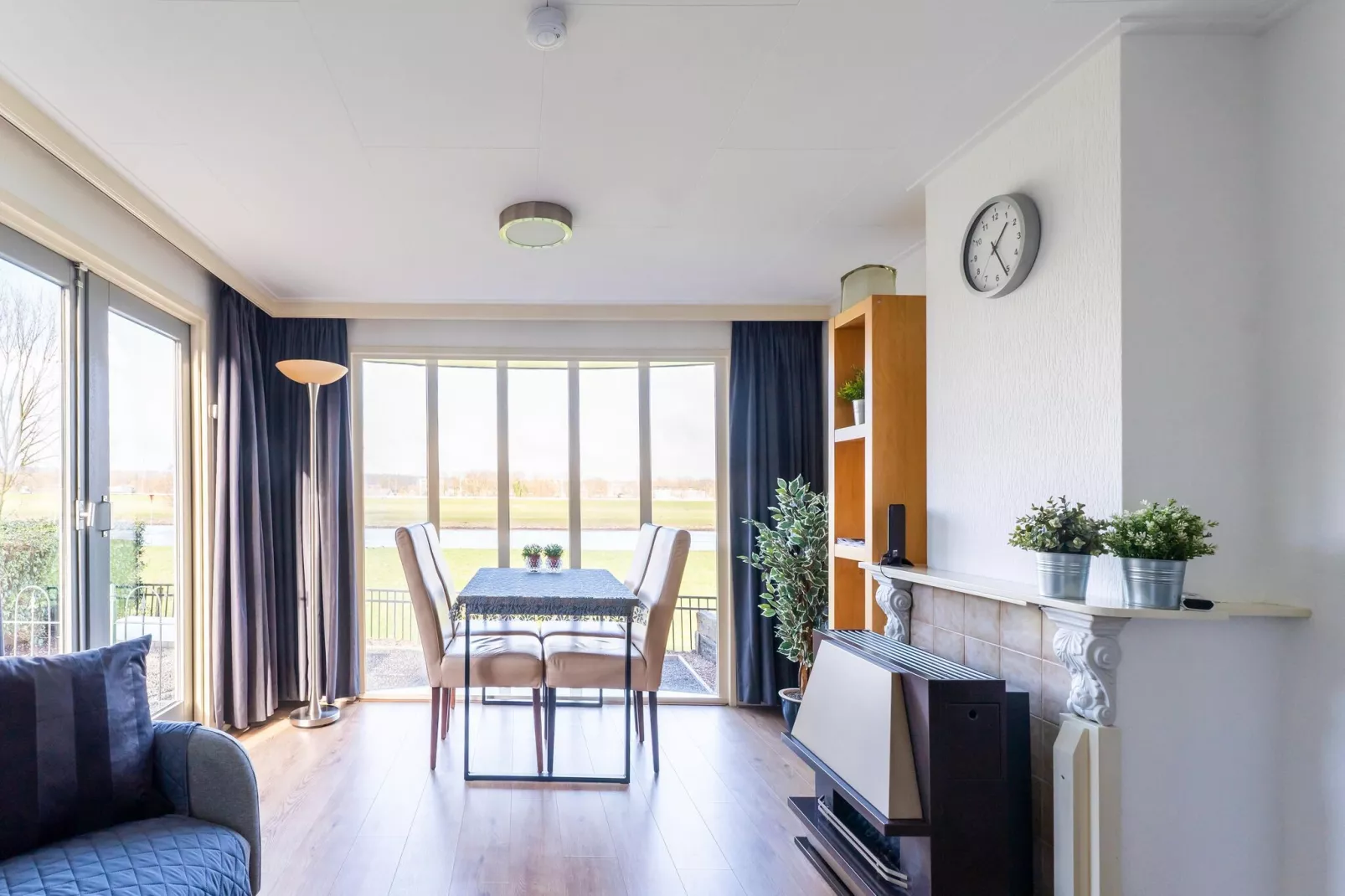 Chalet aan de IJssel-Eetkamer