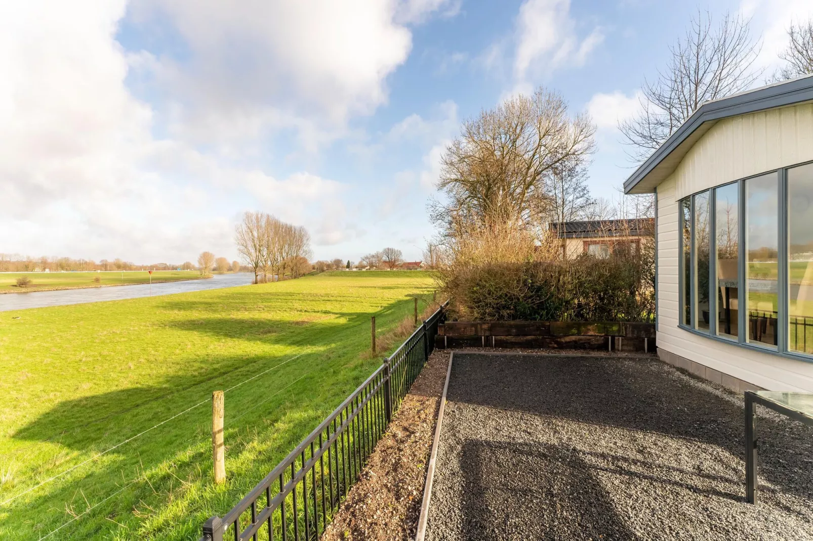 Chalet aan de IJssel-Tuinen zomer