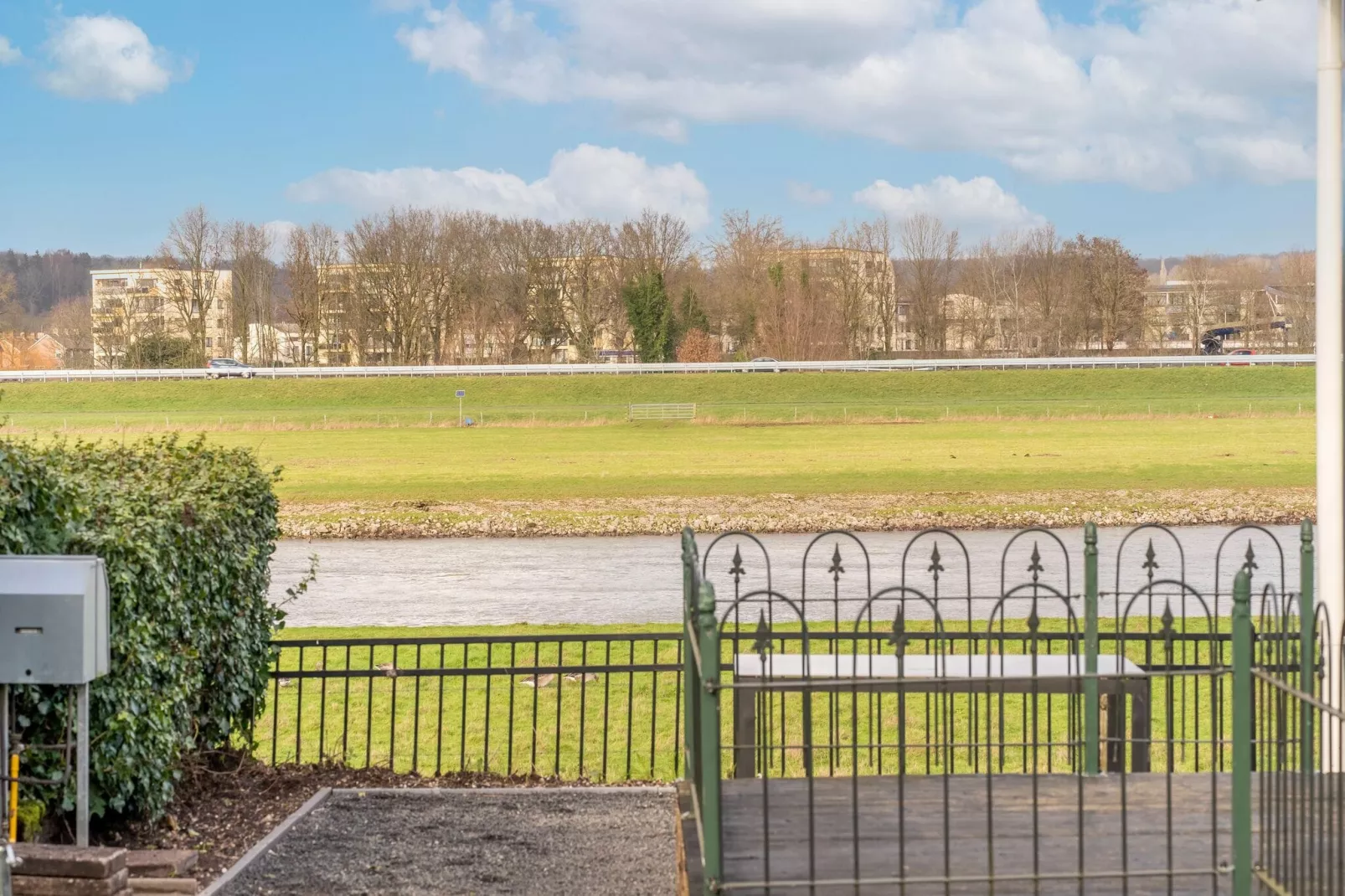 Chalet aan de IJssel-Uitzicht zomer