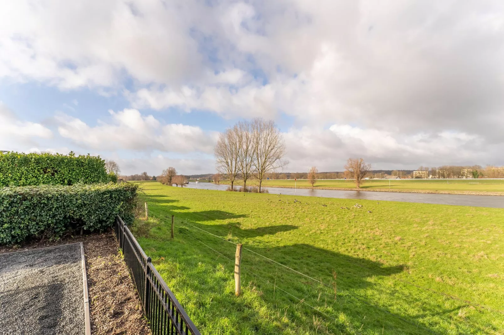 Chalet aan de IJssel-Uitzicht zomer