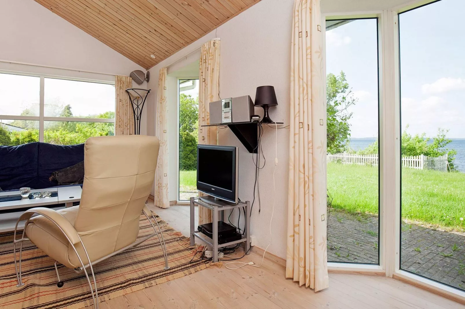 Licht chalet in Præstø met uitzicht op het water