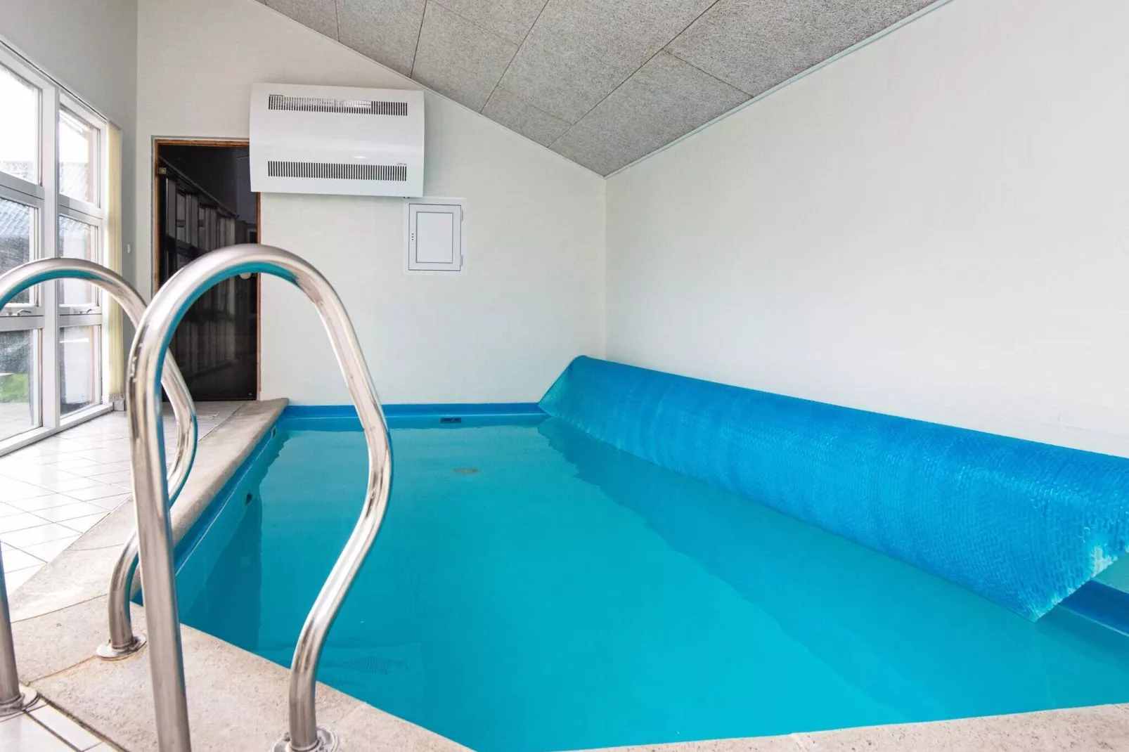 Ruim vakantiehuis in Hejls met binnenzwembad-Zwembad