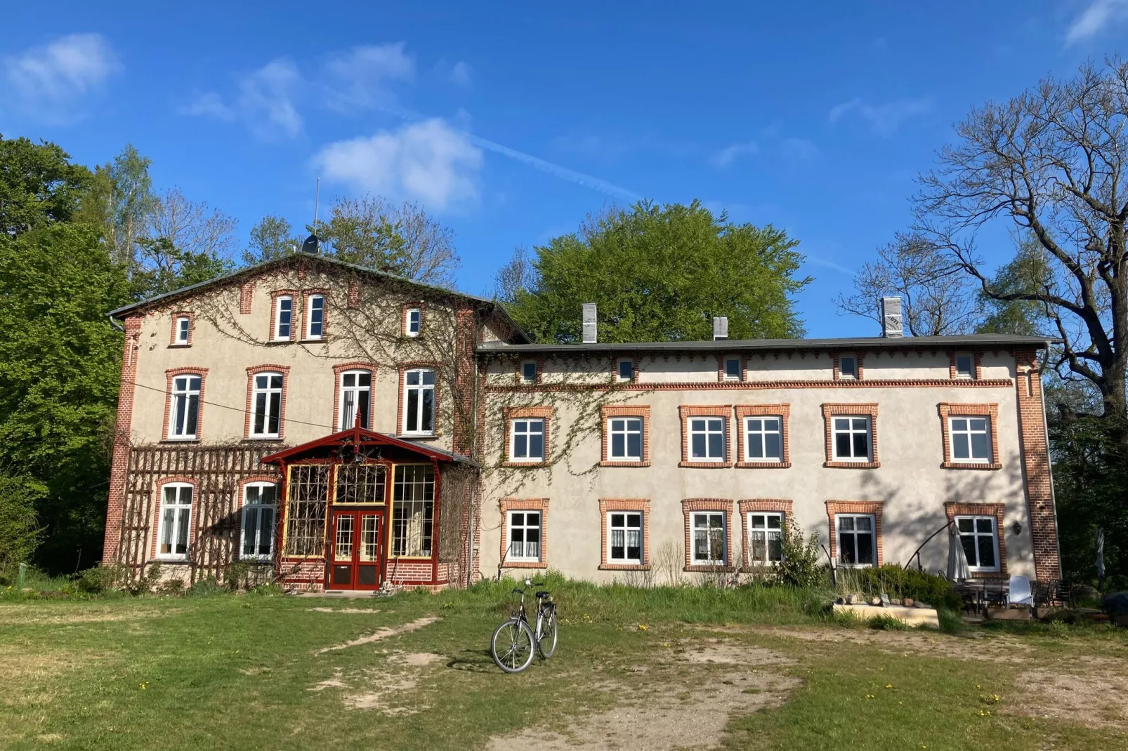 Wohnen im Gutshaus-Buitenkant zomer