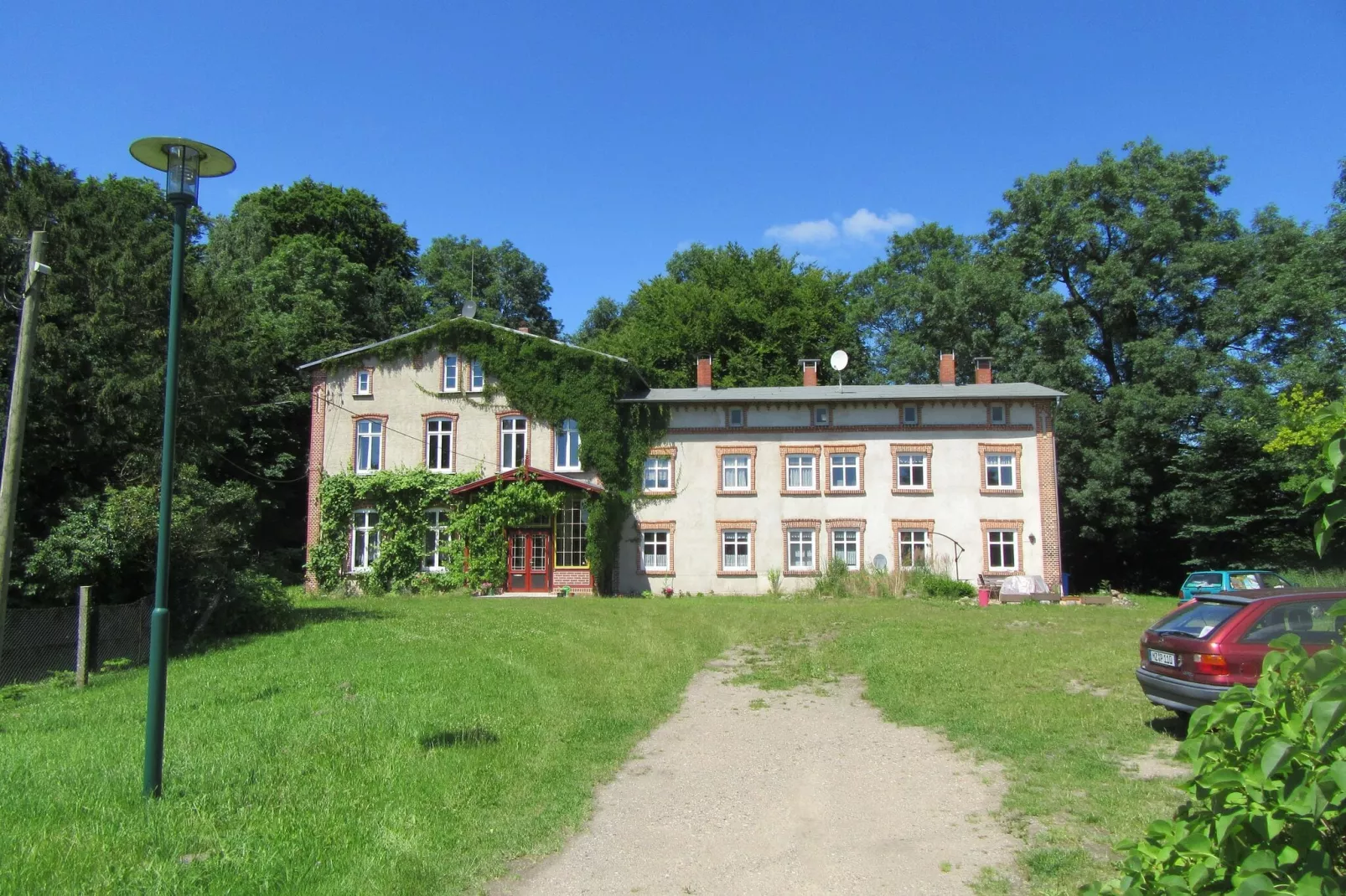 Wohnen im Gutshaus-Buitenkant zomer