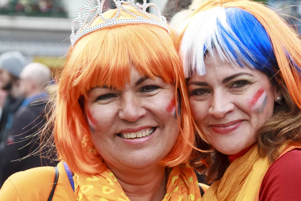 Mensen met oranje kleding op Koningsdag