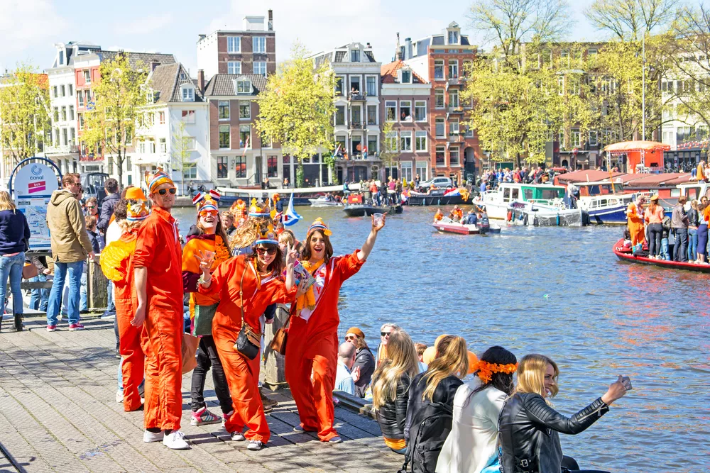 Gezelligheid in de straten op Koningsdag