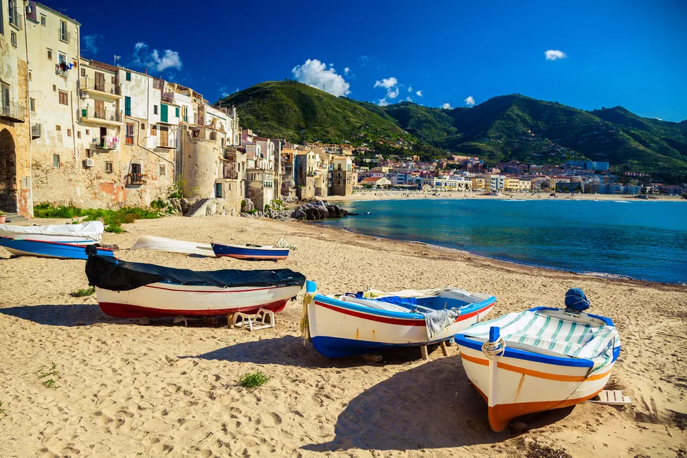 Vissersbootjes op een strand in Sicilië