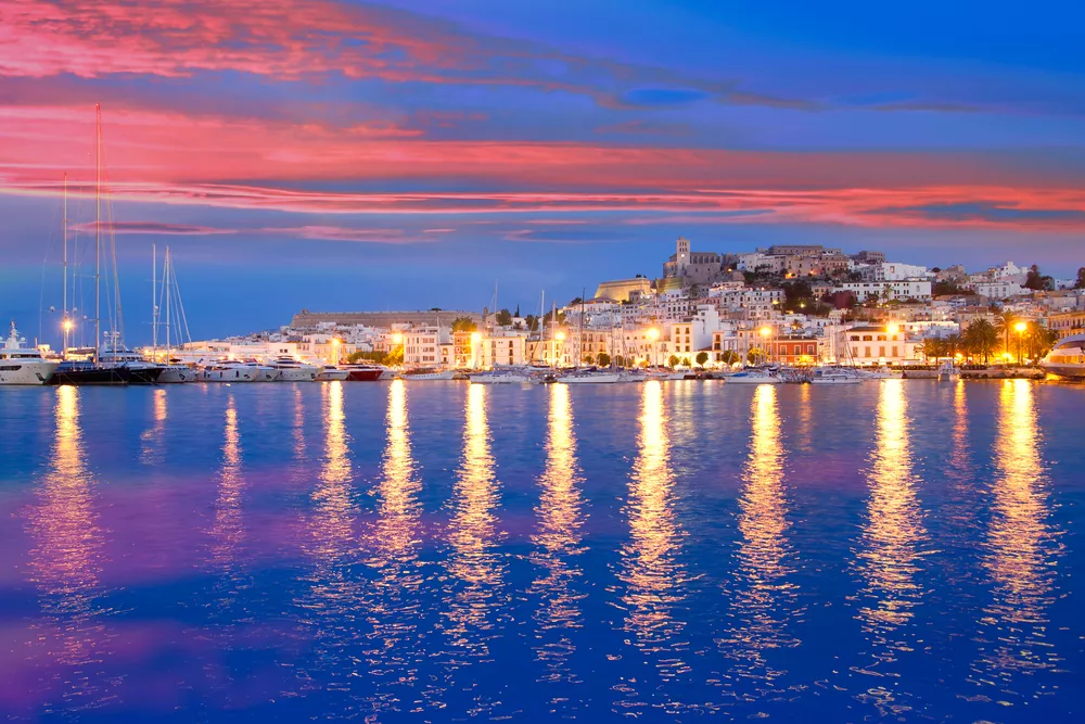 Ibiza-stad in de avond