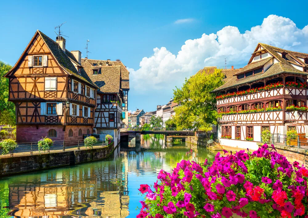 uitzicht op pittoreske huisjes en rozenstruiken in Straatsburg