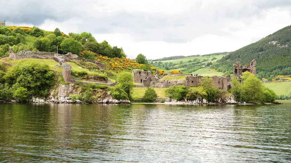 uitzicht op de ruïnes van Urquhart Castle aan Loch Ness