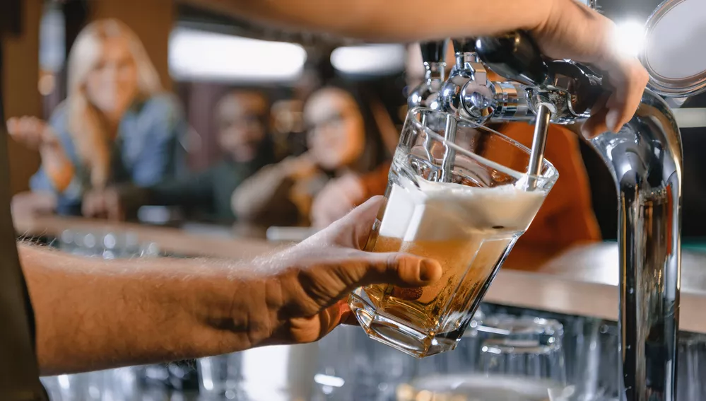 barman tapt een biertje