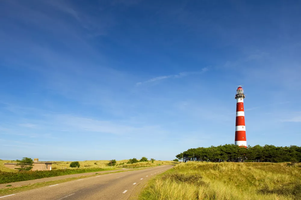 Strand Ameland met vuurtoren op achtergrodn