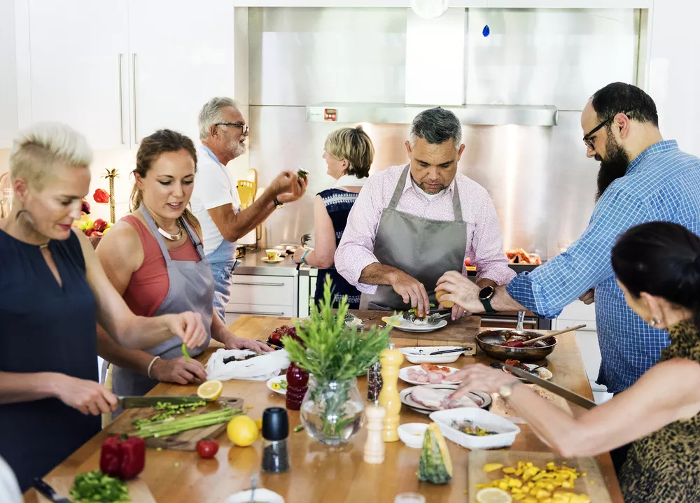 Vriendengroep kookt samen in de keuken