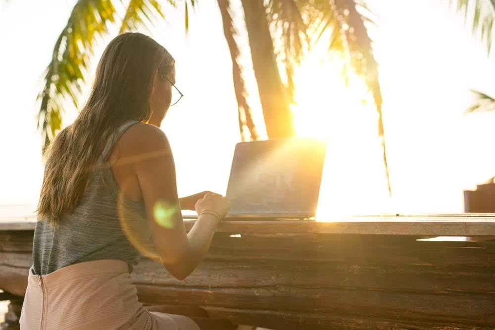 Zakenvrouw aan het werk op vakantie