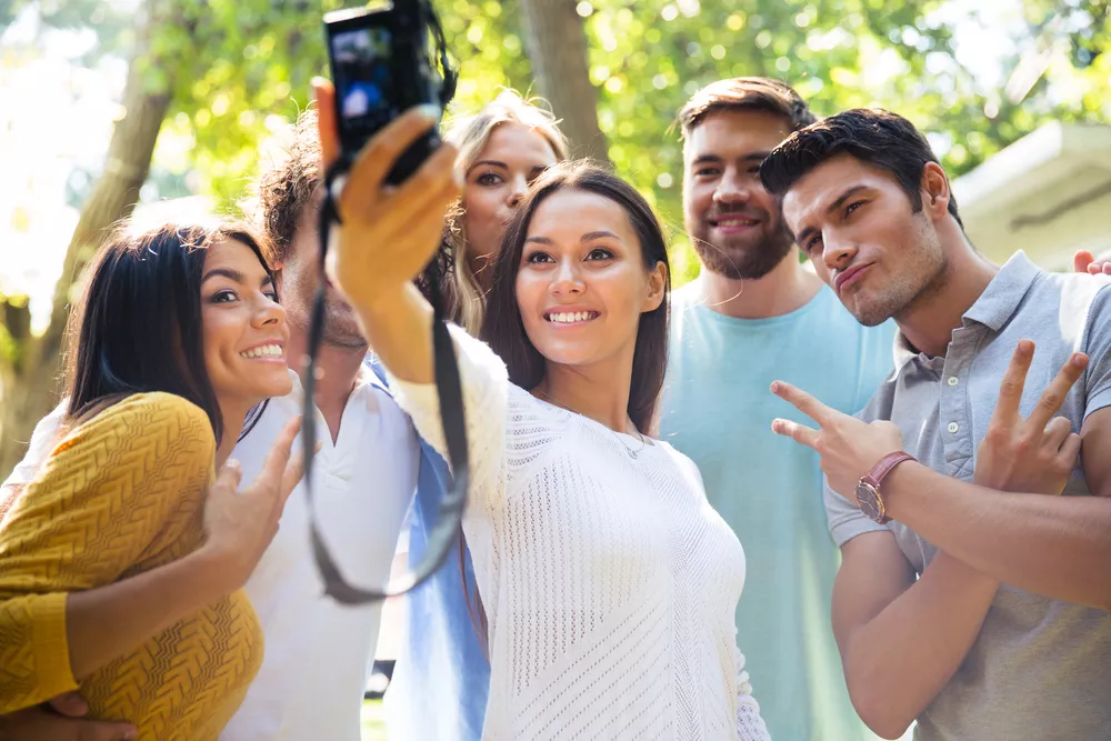 Groep maakt samen selfies